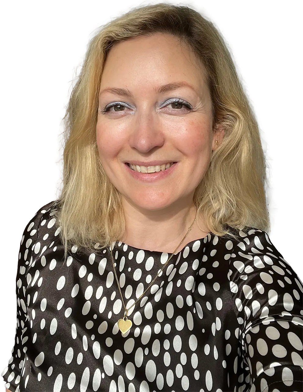Portrait von Sandra Clemente in schwarz-weißem Oberteil. Sie lächelt dich an.