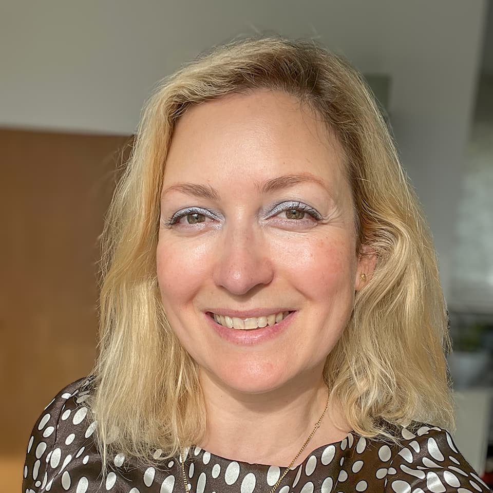 Portrait von Sandra Clemente, in die Kamera lächelnd