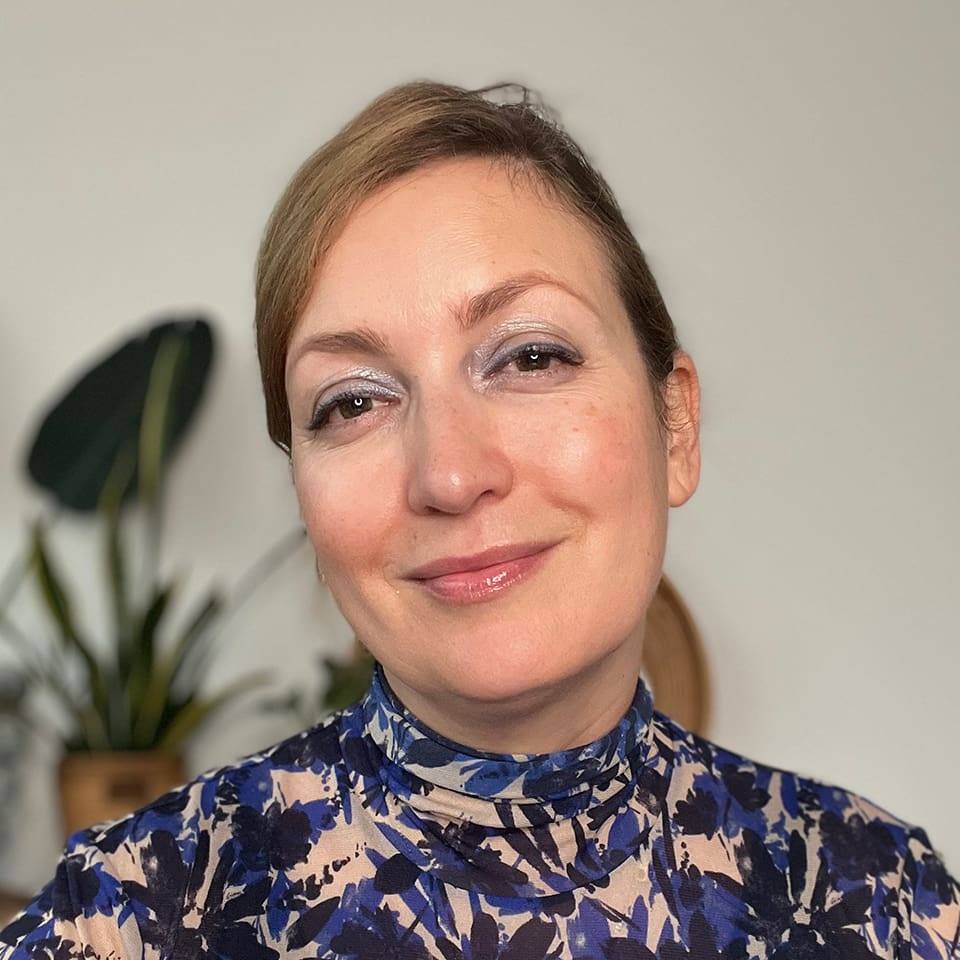 Portrait von Sandra Clemente, mit einem charmanten Smile direkt in die Kamera