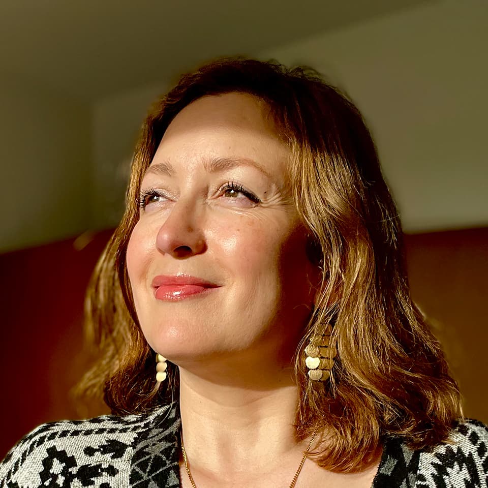 Portrait von Sandra Clemente, mit Blick in den Sonnenuntergang